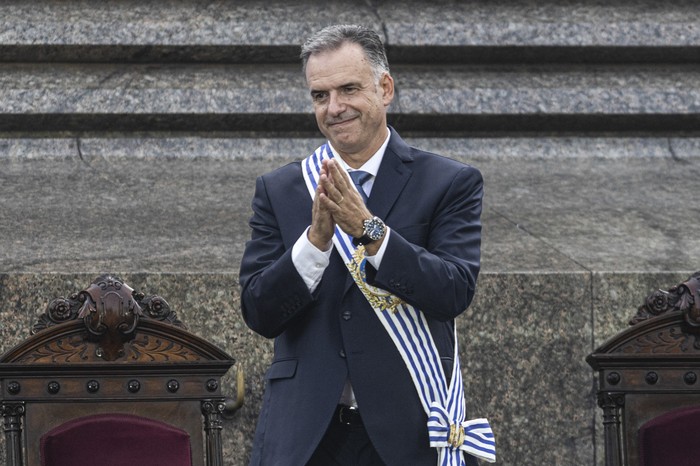 Yamandú Orsi, tras recibir la banda presidencial. · Foto: Ernesto Ryan