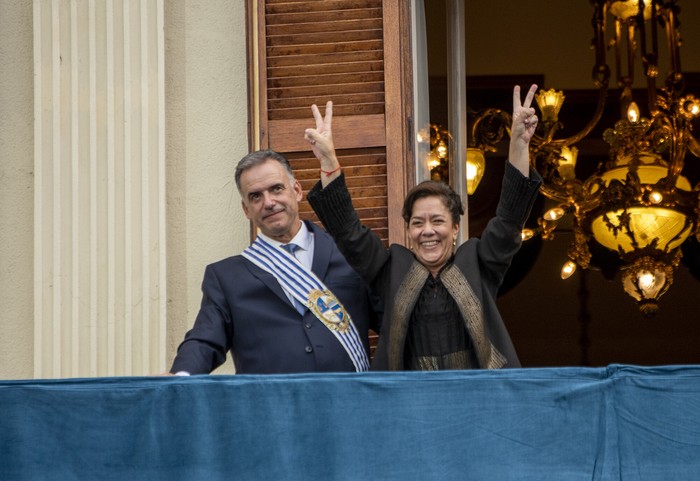 Yamandú Orsi y Laura Alonsopérez, el 1° de marzo, en el balcón del Palacio Estévez. · Foto: Ignacio Dotti