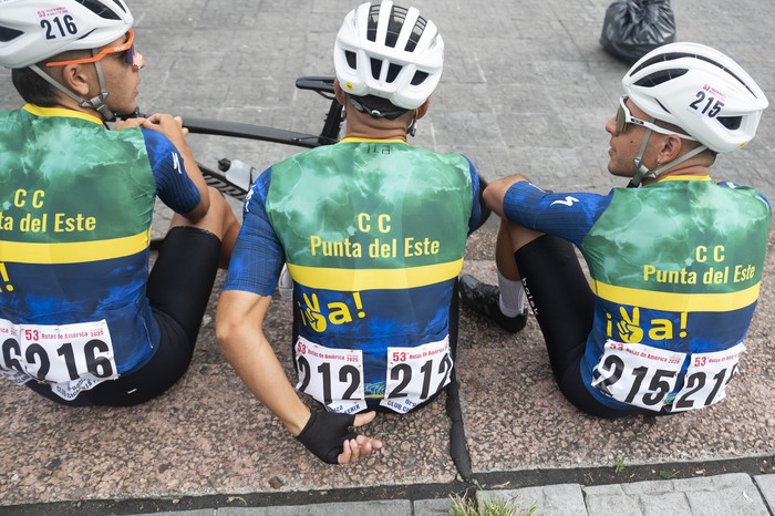 Integrantes del Club Ciclista Punta del Este, el 2 de marzo, en la explanada de la Intendencia de Montevideo. · Foto: Alessandro Maradei