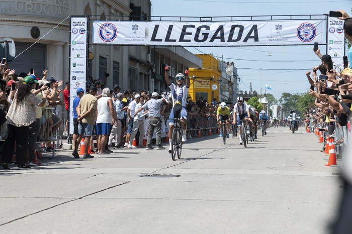 Matías Presa, del Club Ciclista Cerro Largo, cruza la meta el 4 de febrero, en Santa Lucía. · Foto: Alessandro Maradei