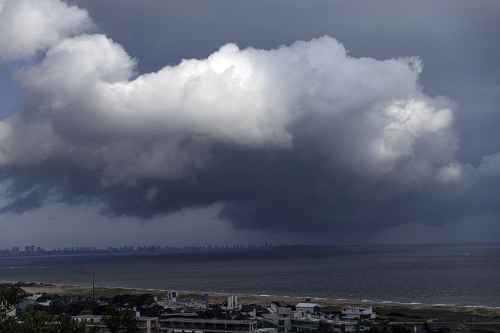 Foto principal del artículo 'Efectos del temporal en Maldonado: puertos inundados, peligro en la terminal de Punta del Este y miles de usuarios sin energía eléctrica' · Foto: Ernesto Ryan