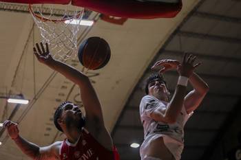 Ángel Arévalo, de Welcome, y Matías Benítez, de Aguada, el 4 de marzo, en cancha de Aguada. · Foto: Rodrigo Viera Amaral