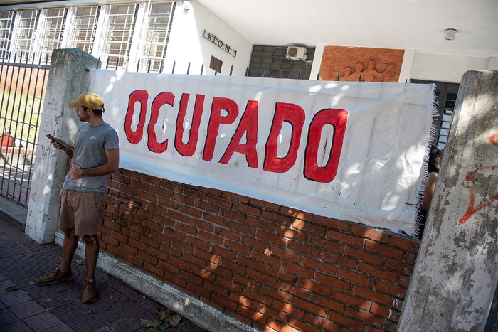 Foto principal del artículo 'Profesores del liceo 49 pararon actividades y este viernes ocuparán el centro educativo tras varios episodios de violencia' · Foto: Gianni Schiaffarino