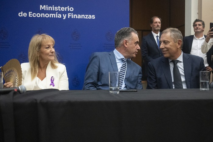 Carolina Cosse, Yamandú Orsi y Gabriel Oddone, el 5 de marzo, durante la ceremonia de asunción de las nuevas autoridades del Ministerio de Economia y Finanzas. · Foto: Alessandro Maradei