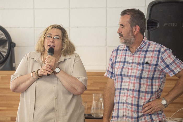 Jenifer Cherro y Manuel Oroño en el liceo de Casarino, en Canelones. · Foto: Gianni Schiaffarino