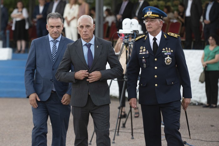 Yamandú Orsi, Carlos Negro y José Azambuya, durante la asunción de autoridades del Ministerio del Interior. · Foto: Alessandro Maradei