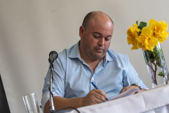 Nicolás Viera, durante el ciclo de encuentros de Adeom Colonia, el 6 de marzo, con candidatos a la intendencia coloniense, en la sala de conferencias del hotel El Mirador. · Foto: Ignacio Dotti