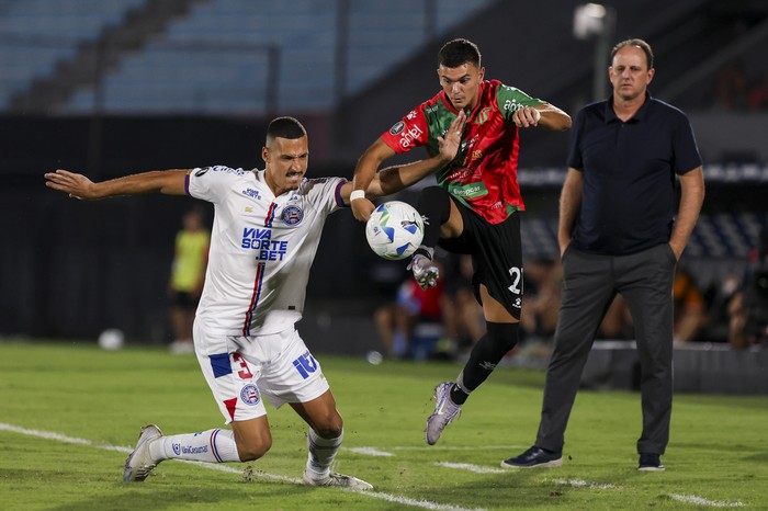 Gabriel Xavier, de Bahía, Guillermo López, de Boston River, y Rogerio Ceni, entrenador de Bahía, el jueves 6 de marzo, en el estadio Centenario. · Foto: Rodrigo Viera Amaral