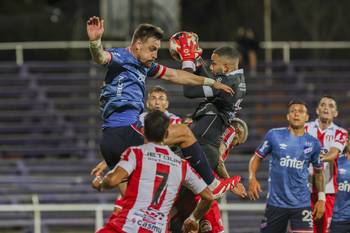 Sebastián Coates, de Nacional y Fabrizio Correa, de River Plate, el 8 de marzo, en el estadio Luis Franzini. · Foto: Rodrigo Viera Amaral