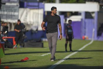 Joaquín Boghossián, DT de Albion, en el estadio Luis Franzini (archivo, marzo de 2025). · Foto: Gianni Schiaffarino