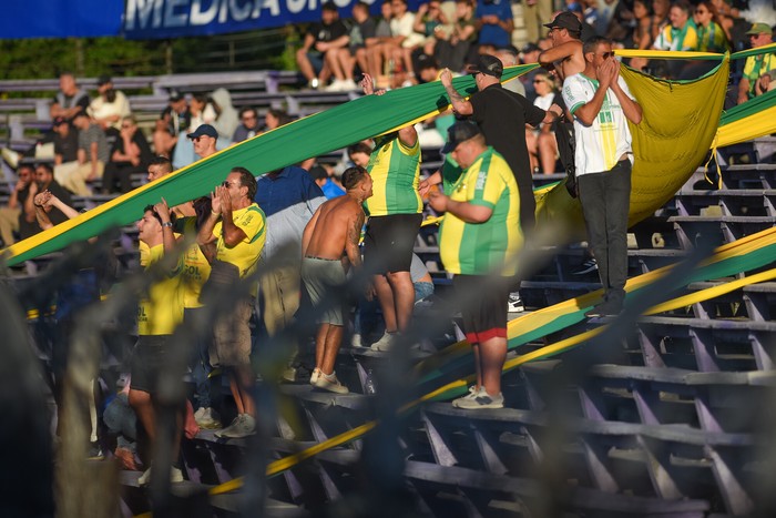 Hinchada de Cerrito (archivo). · Foto: Gianni Schiaffarino