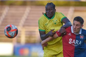 Yan Mosquera, de Cerrito, y Andrés Romero, de Albion, en el estadio Luis Franzini, por la Segunda Division Profesional. · Foto: Gianni Schiaffarino