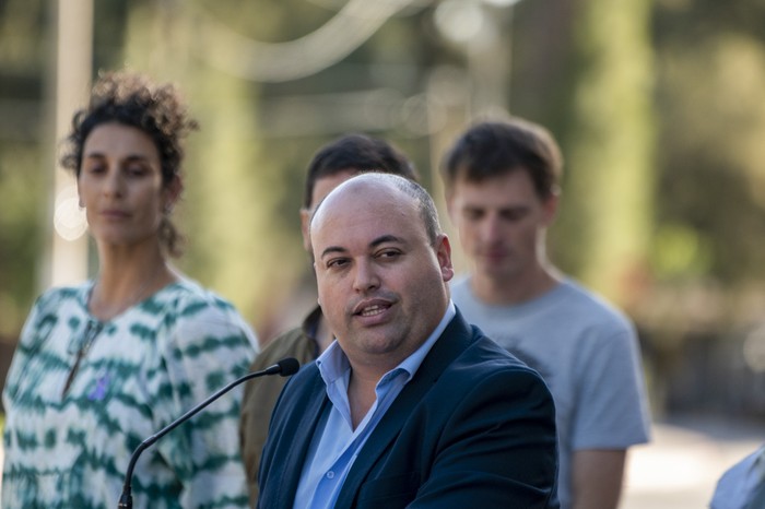 Nicolás Viera presentó junto a su equipo un paquete de propuestas para el departamento, el lunes 10 de marzo, en la plaza de toros de Colonia. · Foto: Ignacio Dotti