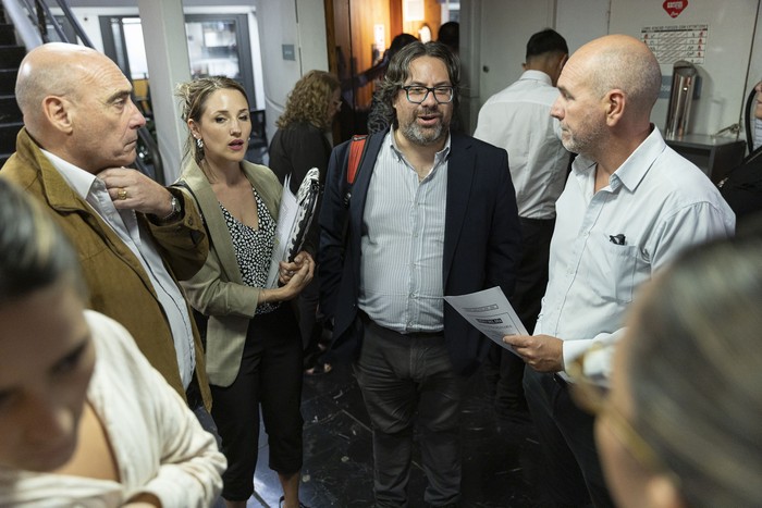 Mauricio Zunino, intendente de Montevideo, junto a su equipo, el 11 de marzo, en la Junta Departamental de Montevideo. · Foto: Rodrigo Viera Amaral