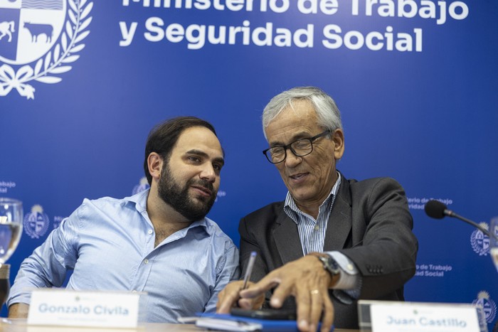 Gonzalo Civila y Juan Castillo durante la firma del convenio en la sala Erro del Ministerio de Trabajo y Seguridad Social. · Foto: Ernesto Ryan