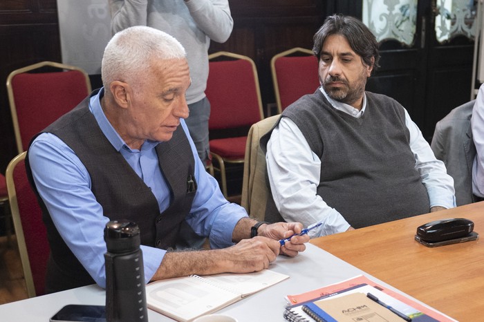 El ministro del Interior, Carlos Negro, y el director de la Unasev, Marcelo Metediera, durante la reunión que mantuvieron tras la amenaza recibida por Metediera, el 12 de marzo. · Foto: Alessandro Maradei