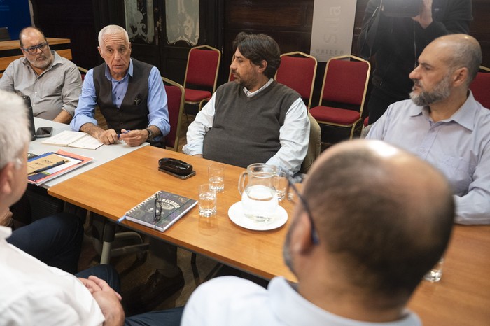 El ministro Carlos Negro y el director de la Unasev, Marcelo Metediera, durante el encuentro en la sede del Ministerio del Interior. · Foto: Alessandro Maradei