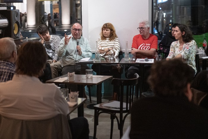 Roberto López Belloso, Sofía Kortysz, Gabriel Peveroni y Natalia Uval, el 12 de marzo, durante el encuentro con suscriptores, en Café _la diaria_, en Montevideo · Foto: Alessandro Maradei