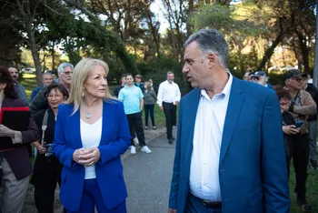 Carolina Cosse y Yamandú Orsi en el parque Vaz Ferreira (archivo, marzo de 2025). · Foto: Gianni Schiaffarino