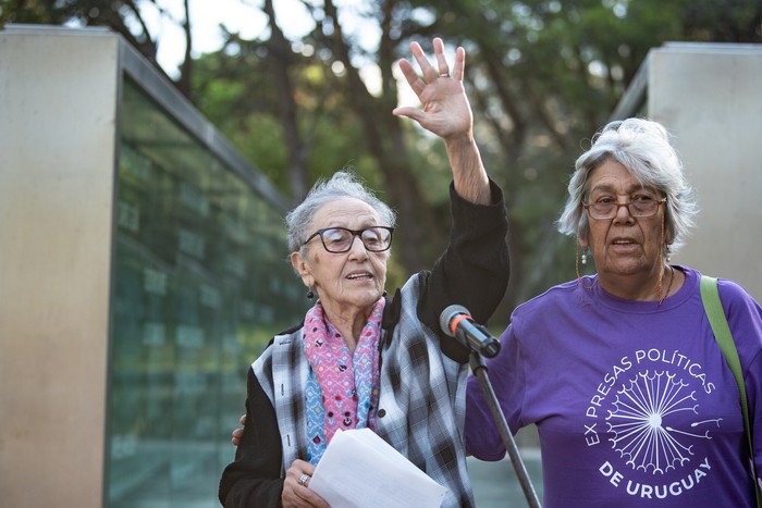 Nélida Fontora, el 14 de marzo, durante el acto de conmemoración de los 40 años de la liberación de los últimos presos políticos en Uruguay, en el parque Vaz Ferreira, en Montevideo. · Foto: Gianni Schiaffarino