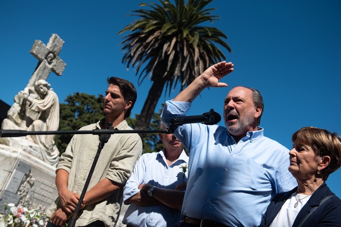 Jorge Gandini durante el homenaje a Wilson Ferreira en el Cementerio del Buceo. · Foto: Gianni Schiaffarino