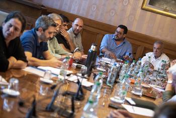 Durante una reunión de bancada de senadores del Frente Amplio, en la sala Dr. Juan Andrés Ramírez, en el Palacio Legislativo (archivo, marzo de 2025). · Foto: Gianni Schiaffarino