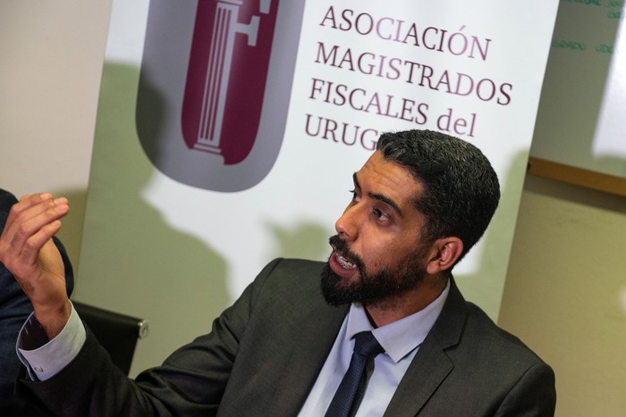 Willian Rosa durante la conferencia de prensa en la Asociación de Magistrados Fiscales del Uruguay. · Foto: Gianni Schiaffarino