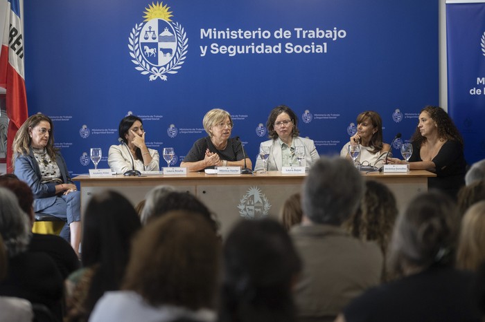 Anabela Aldaz, Laura Acuña, Mónica Xavier, Laura Bajac, Ana Santestevan y Verónica González, en el Ministerio de Trabajo y Seguridad Social. · Foto: Mara Quintero