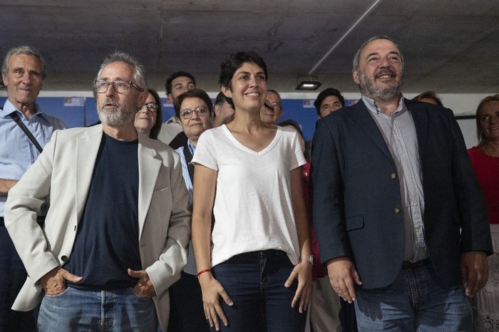 Salvador Schelotto, Verónica Piñeiro y Mario Bergara, el 20 de marzo, en el Plenario Departamental de Montevideo del Frente Amplio. · Foto: Alessandro Maradei