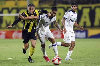 Jaime Báez, de Peñarol, y Agustín Cayetano, de Liverpool. · Foto: Rodrigo Viera Amaral