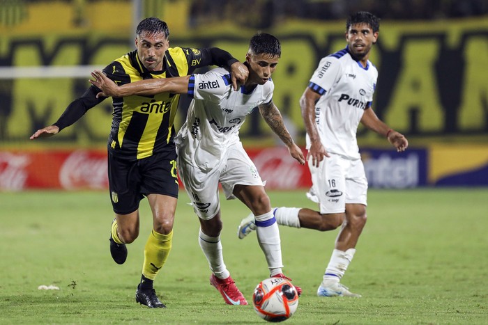 Jaime Baez, de Peñarol, y Agustin Cayetano, de Liverpool. · Foto: Rodrigo Viera Amaral Jaime Baez, de Peñarol, y Agustin Cayetano, de Liverpool. · Foto: Rodrigo Viera Amaral