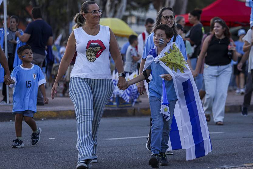 20250321 Uru - Arg hinchas 2