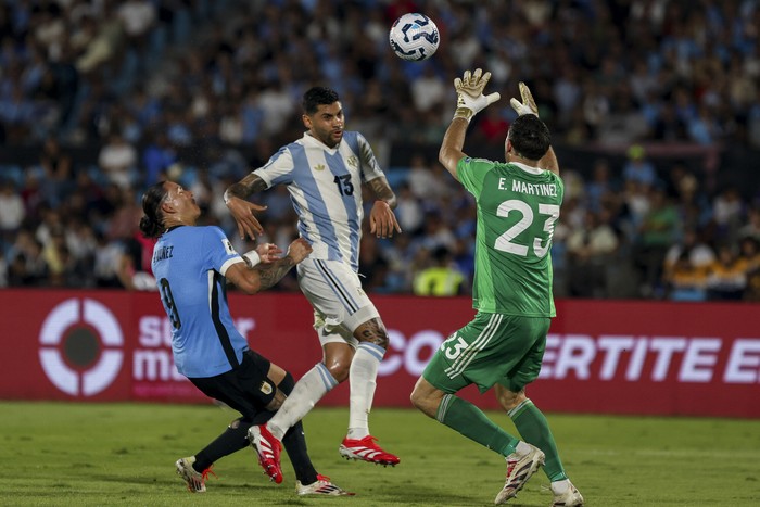 Darwin Núñez, de la selección uruguaya, y Cristian Romero y Emiliano Martínez, de la selección argentina. · Foto: Rodrigo Viera Amaral