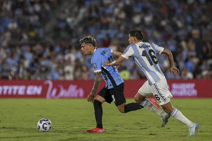 Maximiliano Araújo, de Uruguay, y Nahuel Molina, de Argentina, el 3 de marzo de 2025, en el estadio Centenario. · Foto: Rodrigo Viera Amaral