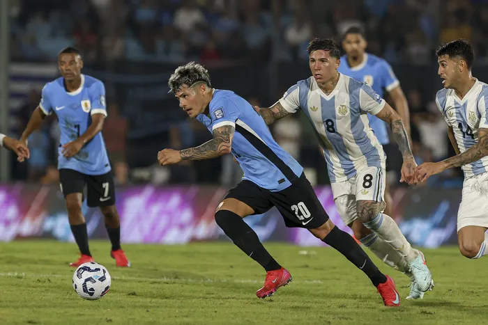 Maximiliano Araujo, de la selección uruguaya, Enzo Fernandez, de la selección Argentina (Archivo, 2025) · Foto: Rodrigo Viera Amaral