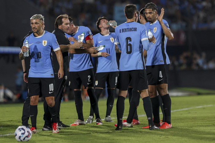 Selección uruguaya tras perder frente a Argentina en el estadio Centenario. · Foto: Rodrigo Viera Amaral