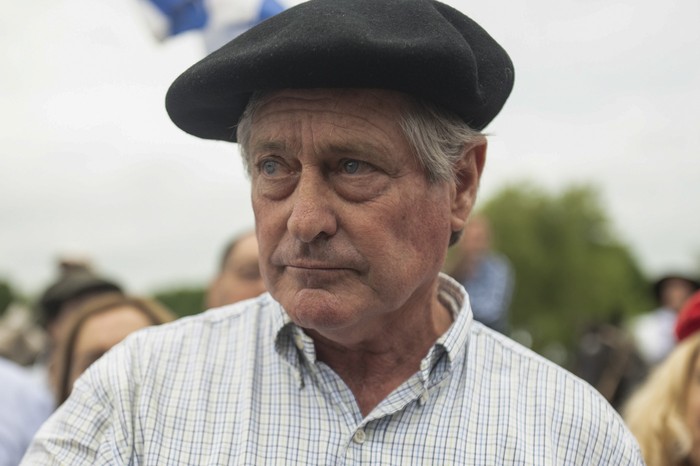 Guillermo Besozzi durante la manifestación de apoyo que recibió en su establecimiento, el 23 de marzo, en el departamento de Soriano. · Foto: Alessandro Maradei
