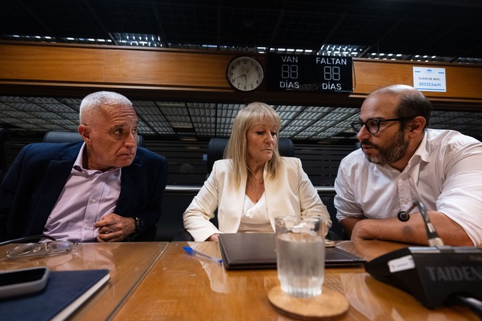 Carlos Negro, el 24 de marzo, en reunión con senadores y diputados del Frente Amplio. · Foto: Mara Quintero