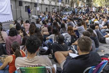 Docentes de la Facultad de Psicología dan clases en la calle (archivo, marzo de 2025). · Foto: Ernesto Ryan