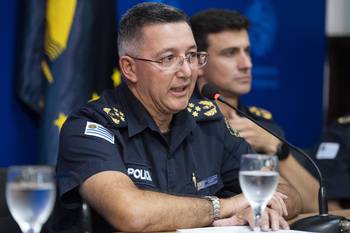 José Azambuya y Alfredo Clavijo, el 26 de marzo, durante la conferencia de prensa en el Ministerio del Interior, en Montevideo. · Foto: Alessandro Maradei