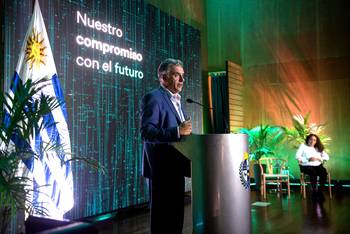 Yamandú Orsi en el el lanzamiento del Laboratorio Regional de Inteligencia Artificial en Educación de Ceibal, el 26 de marzo, en la Torre Ejecutiva. · Foto: Gianni Schiaffarino