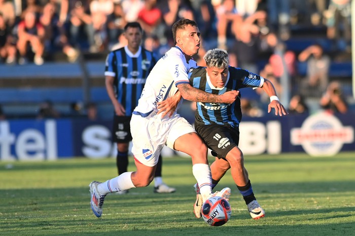 Christian Oliva, de Nacional, y Ezequiel Forclaz, de Liverpool en el Estadio Belbedere. · Foto: Alessandro Maradei