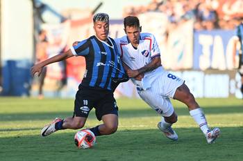 Ezequiel Forclaz, de Liverpool, y Christian Oliva, de Nacional, en el Gran Parque Central. · Foto: Gianni Schiaffarino