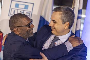 Edgardo Ortuño y Pablo Ferreri, el 28 de marzo, durante la asunción de autoridades en OSE. · Foto: Ernesto Ryan