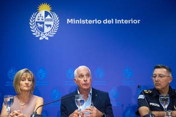 Gabriela Valverde, Carlos Negro y José Azambuya, el 28 de marzo, durante la conferencia de prensa en el Ministerio del Interior. · Foto: Gianni Schiaffarino