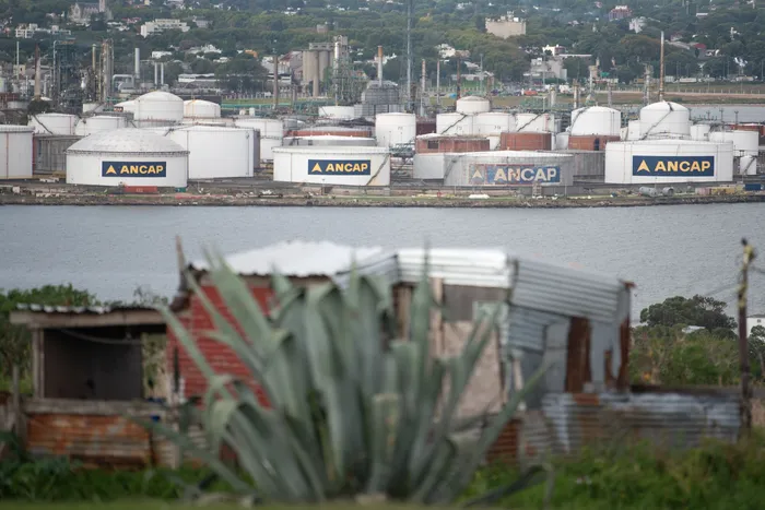 Refinería de la Teja, en Montevideo (archivo, marzo de 2025). · Foto: Gianni Schiaffarino