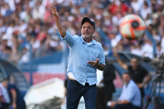 Diego Monarriz dirigiendo a Juventud de las Piedras durante un partido en el estadio Parque Artigas (archivo, 2025). · Foto: Alessandro Maradei