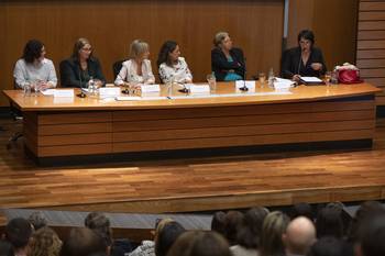 Florencia Coronel.y Analía Corti, Gabriela Valverde, Fernanda Cardona, Mónica Xavier y Marina Morelli. · Foto: Alessandro Maradei