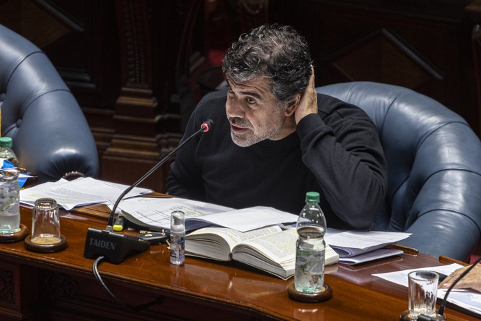 Óscar Andrade, durante una sesión de la Cámara de Senadores (archivo, abril de 2025). · Foto: Ernesto Ryan