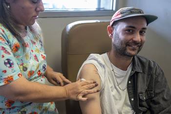 Inicio de la campaña de vacunación, el 1º de abril en Montevideo. · Foto: Mara Quintero